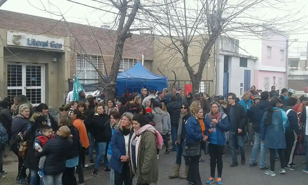San Nicolás: Con huevazos pidieron congelamiento de tarifas en las puertas de Litoral Gas