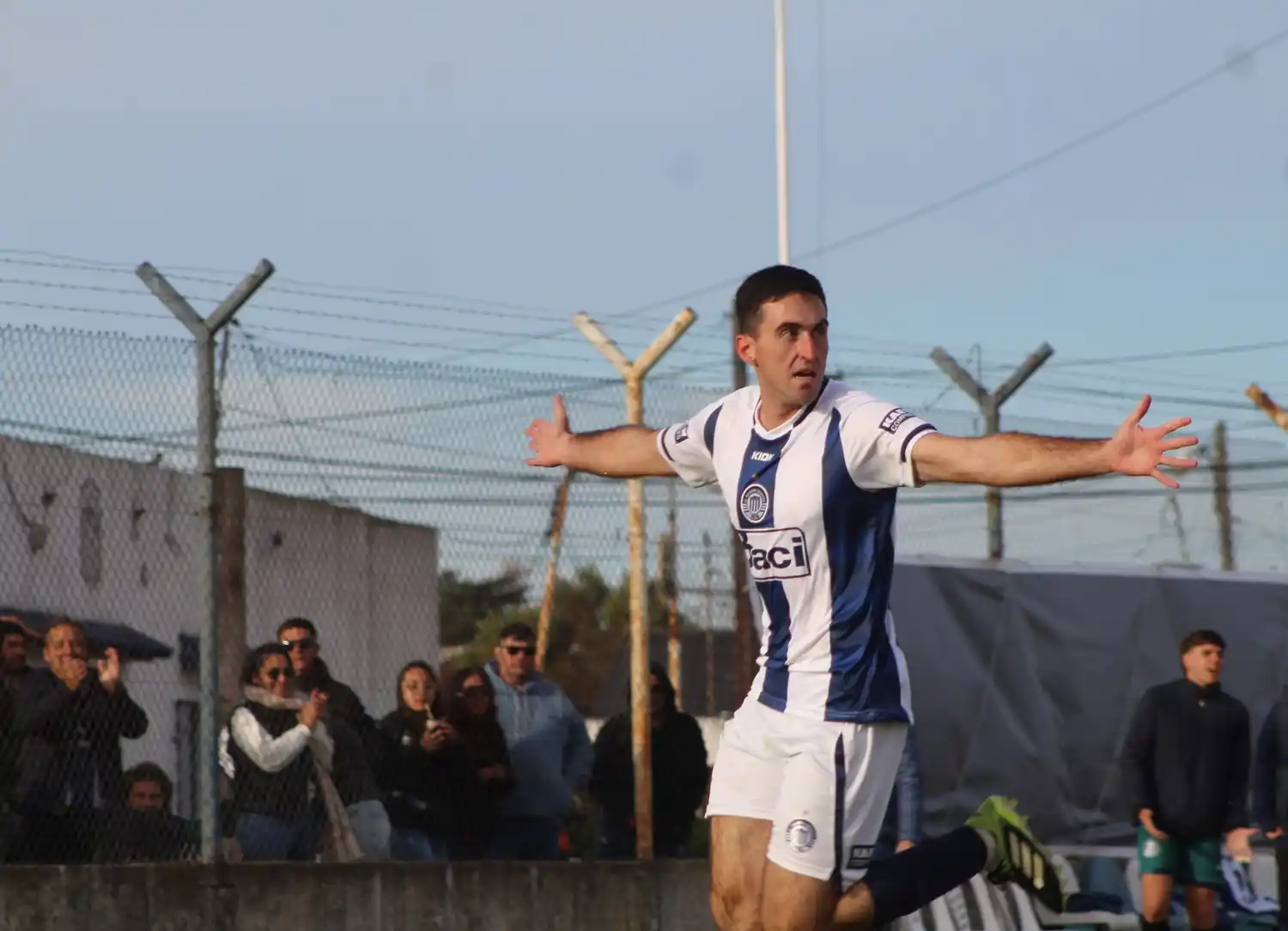Cuarta fecha con partidos intensos y movimientos en la tabla