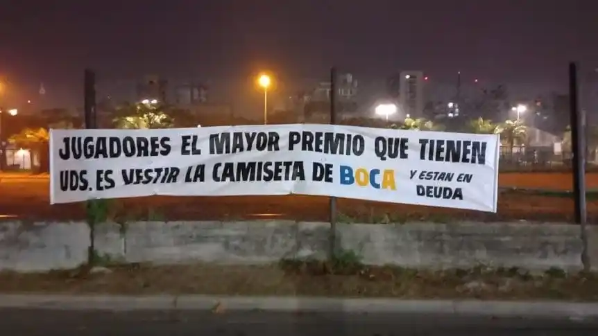 Boca amaneció con un pasacalle en contra de los jugadores en medio de la crisis con el Consejo de Fútbol