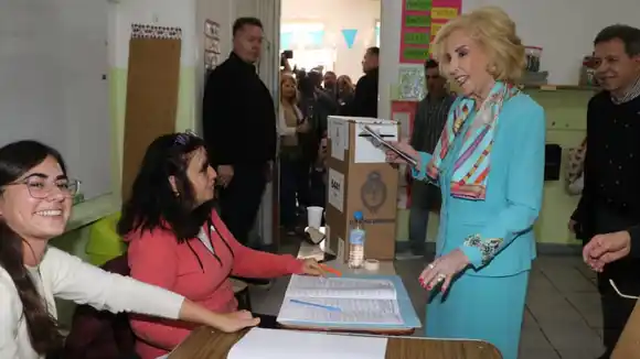 Mirtha Legrand votó y fue ovacionada: “Me vestí con los colores de la patria”