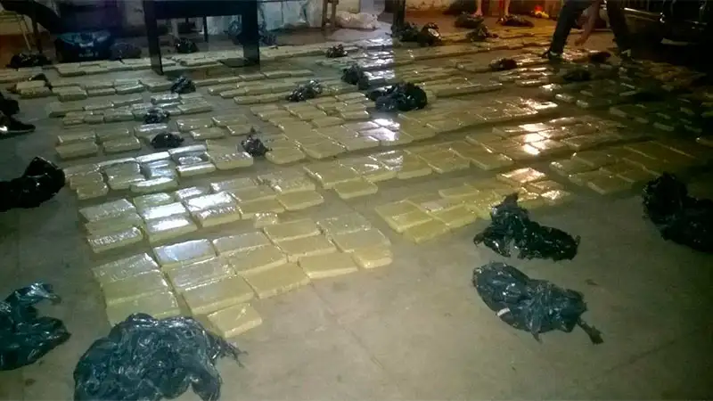 Se tirotearon con la Policía y abandonan un auto con casi 600 kilos de marihuana