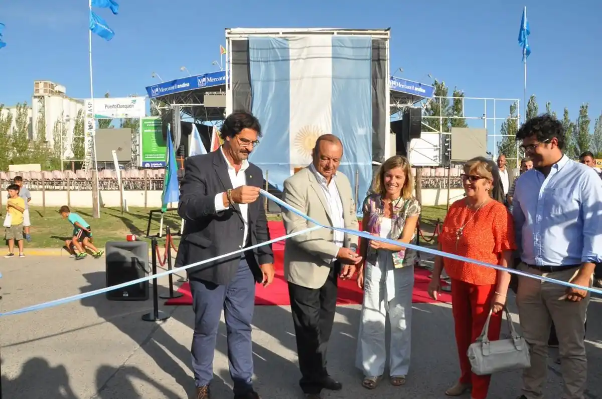 El ministro Sarquís participó de la apertura de la Fiesta provincial del Trigo en Tres Arroyos