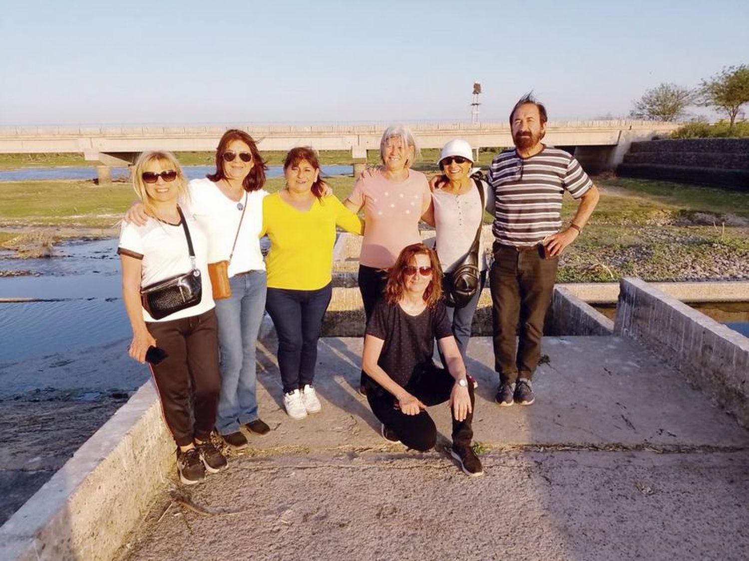 Cuarenta años de separación y un reencuentro 
de egresados en el bañado La Estrella