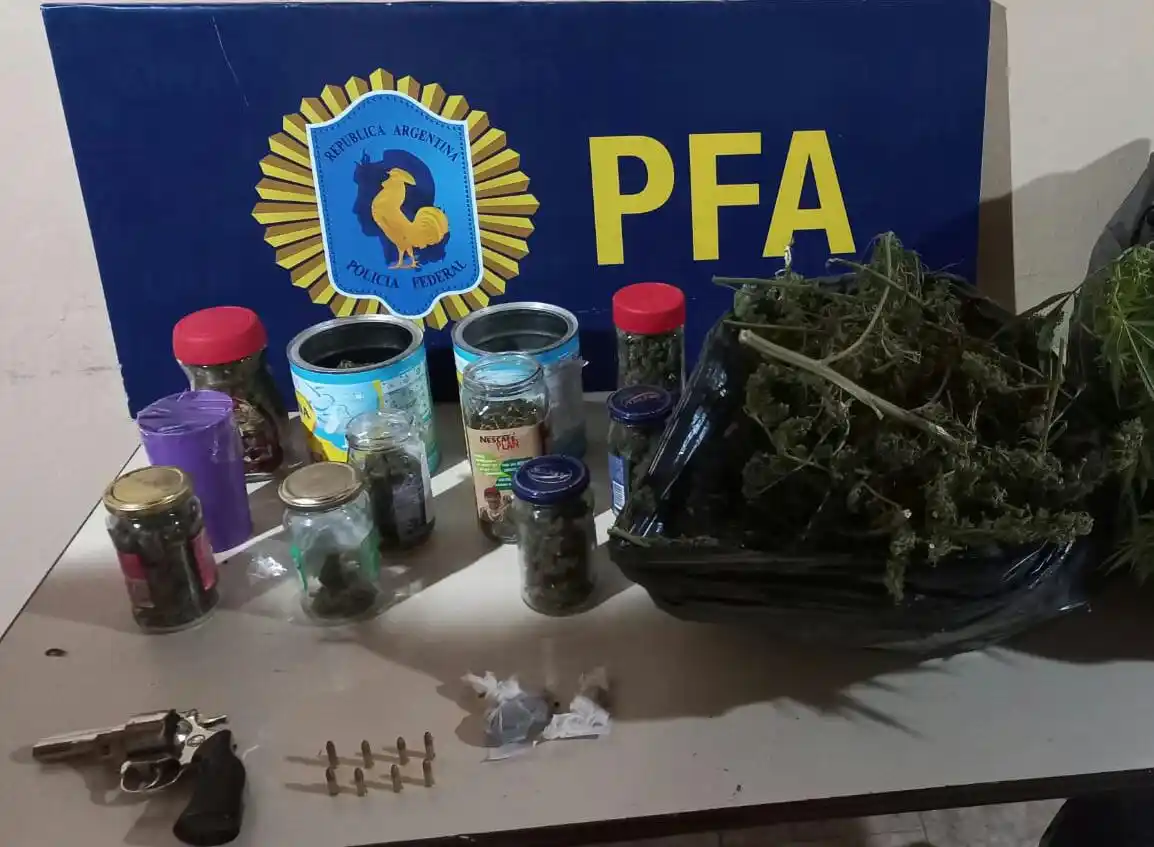 La Policía Federal Argentina realizó allanamientos en Chascomús: secuestros de marihuana, armas y dos detenidos