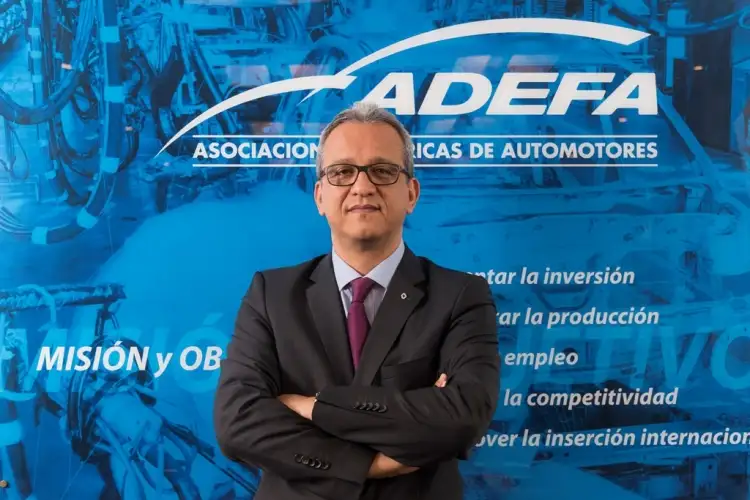 Sorpresivo cambio en impuestos internos de los autos de lujo complicaría al sector