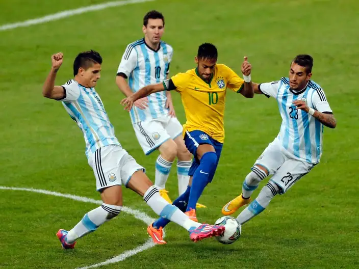 Lamela y el Tucu Pereyra marcando a Neymar en un Argentina - Brasil, con Messi atrás.
