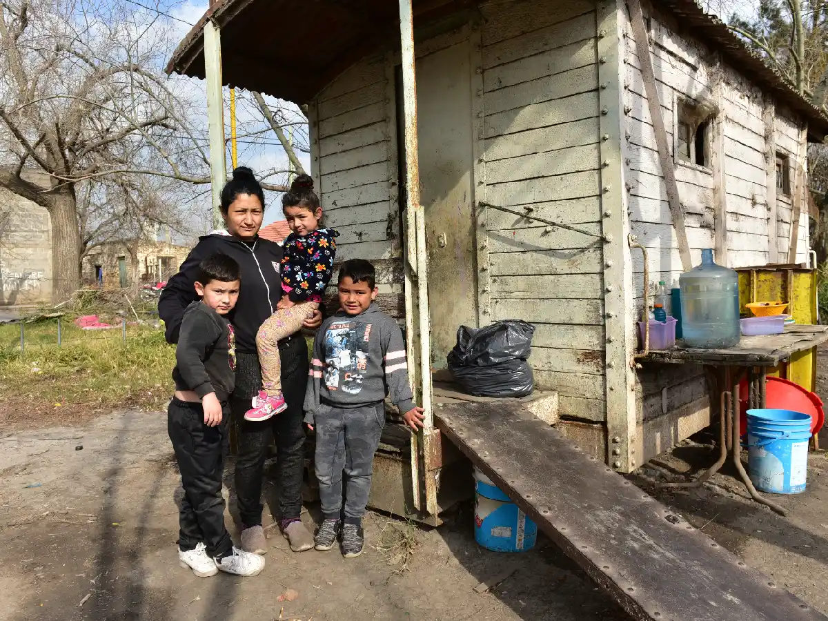 Solidaridad, el mejor regalo para tres hermanitos  que viven en un viejo vagón  de tren 