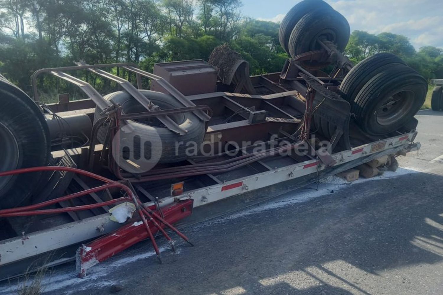 Perdió el control del camión y volcó el acoplado cargado de harina