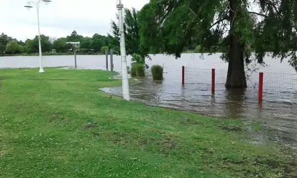 El río sigue creciendo y hay preocupación en la zona ribereña