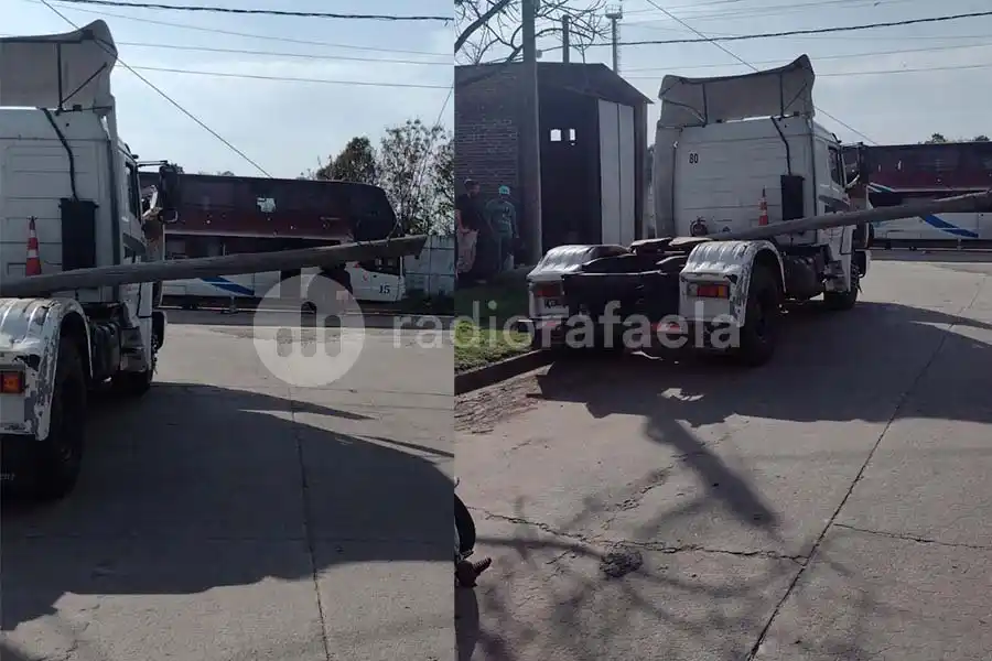 Por el viento, se le cayó un poste de teléfono arriba del camión