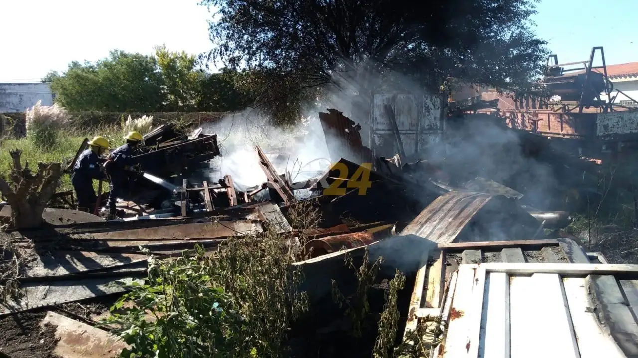 Venado Tuerto: importante incendio en predio con chatarra y cubiertas