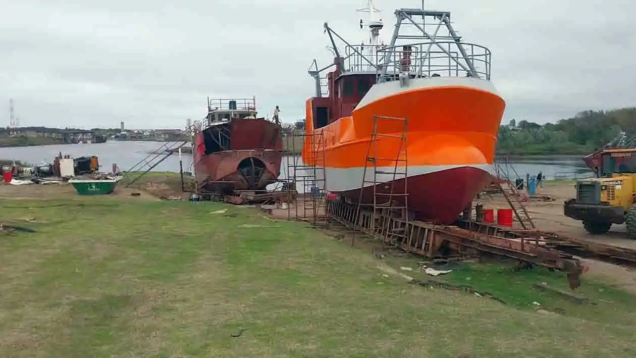 El astillero sobre la margen Quequén, en pleno trabajo