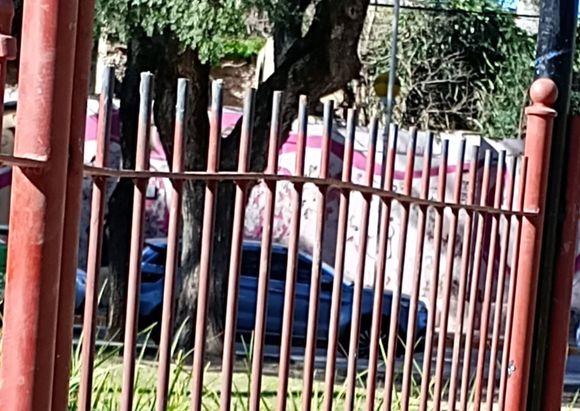 Rejas de la fuente de plaza Constitución: ¿quedarán eternamente torcidas?