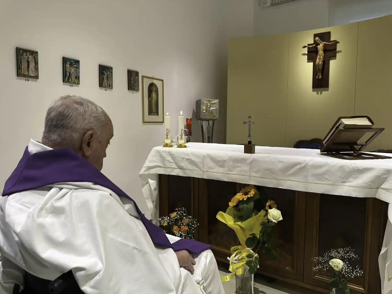 Imagen. Francisco en la capilla de su apartamento en el hospital Gemelli. Imagen: Vatican News.