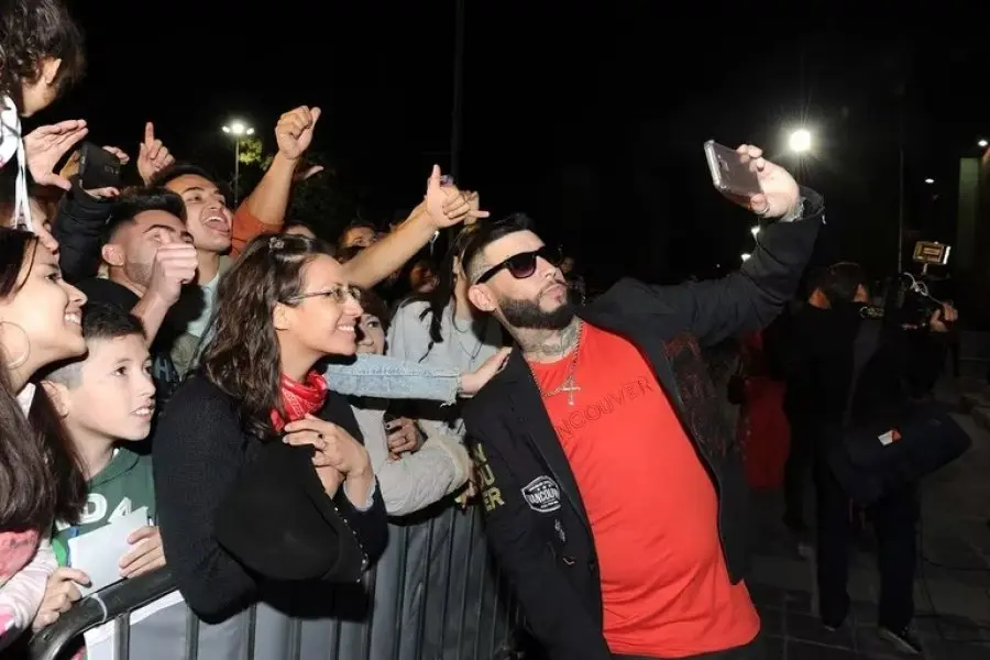 El mal momento de Ulises Bueno en pleno show: lo tiraron del escenario y le robaron todo