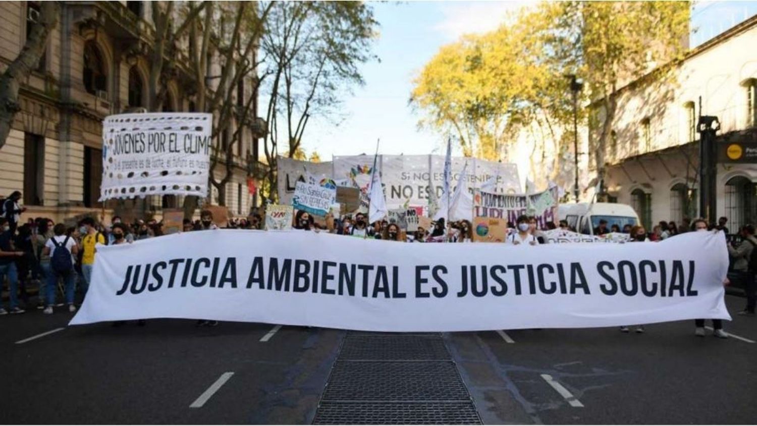 Jóvenes ambientalistas marcharon por la crisis climática