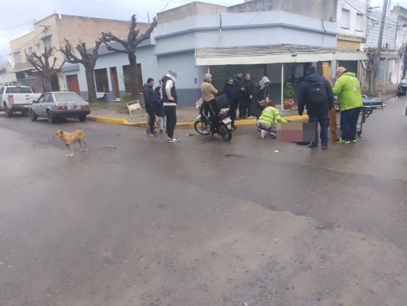 Accidente de tránsito: chocaron un auto y una moto en calle Mitre