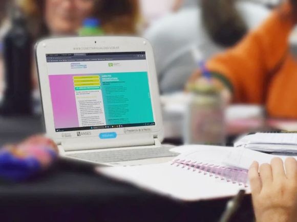 Capacitan a docentes sobre consumos digitales en ámbitos educativos