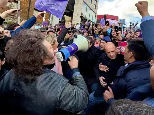 Milei suspendió su caminata de campaña en Ushuaia por protestas opositoras