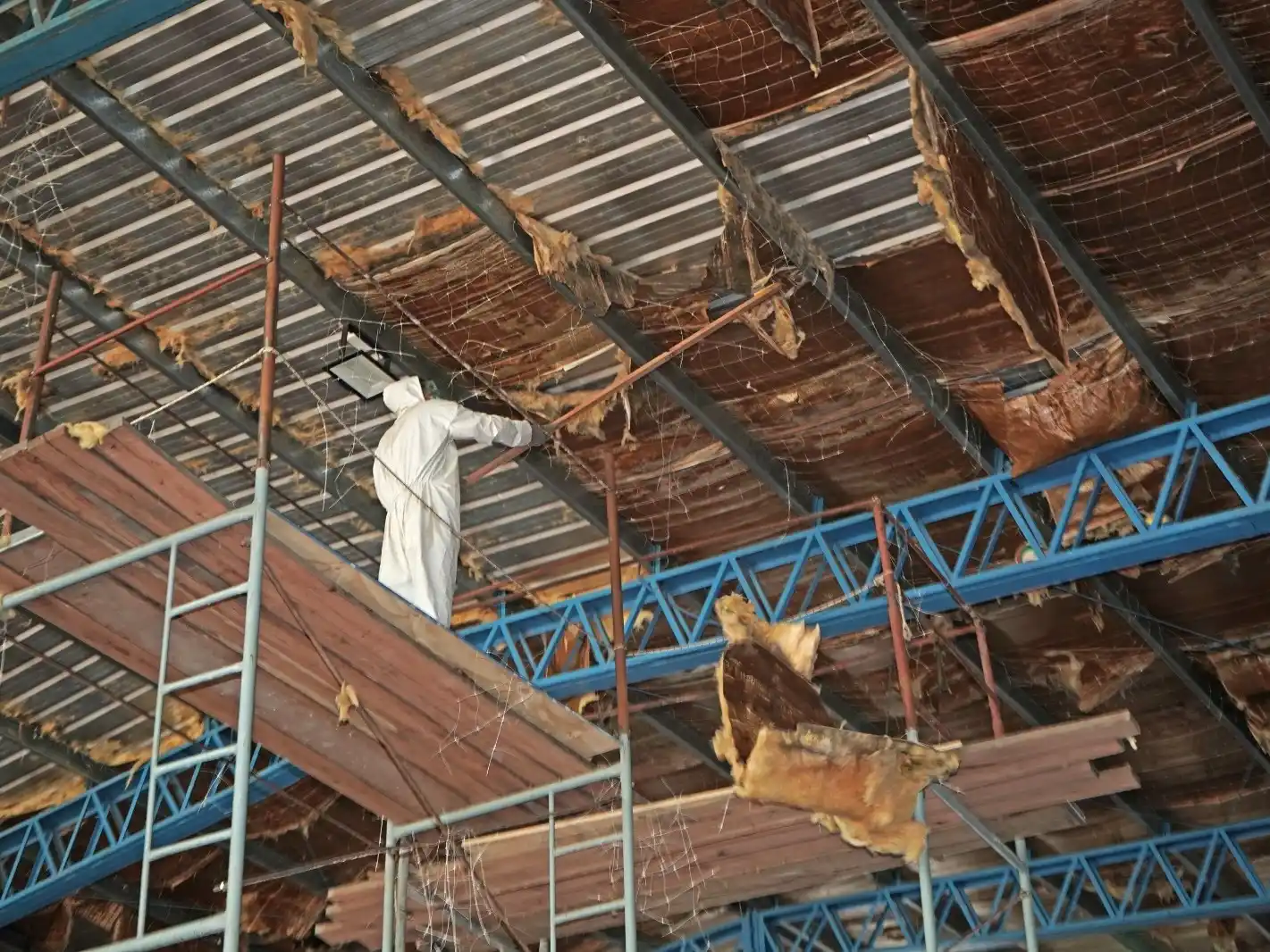 Trabajos en los techos del CEF Nº 76. En 60 días el lugar estará nuevamente en condiciones