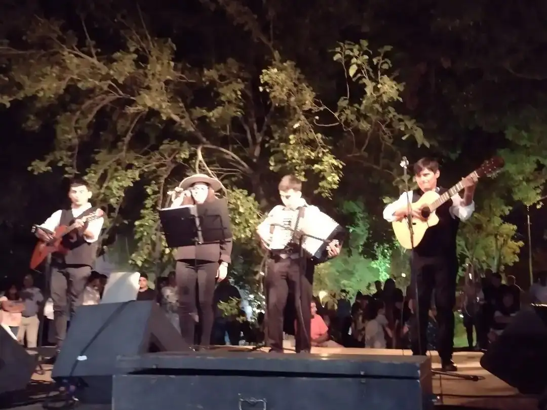 Diversos cantores populares se dan cita en el Fogón de la Amistad.
