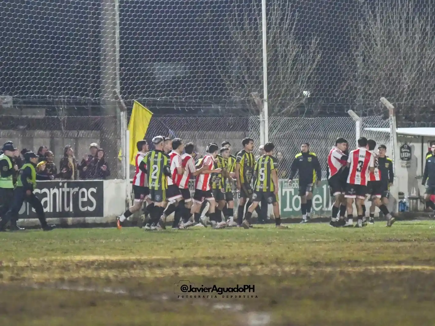 La inesperada reacción visitante provocó el final anticipado entre Paraná y Florencio Varela. PH: Javier Aguado.