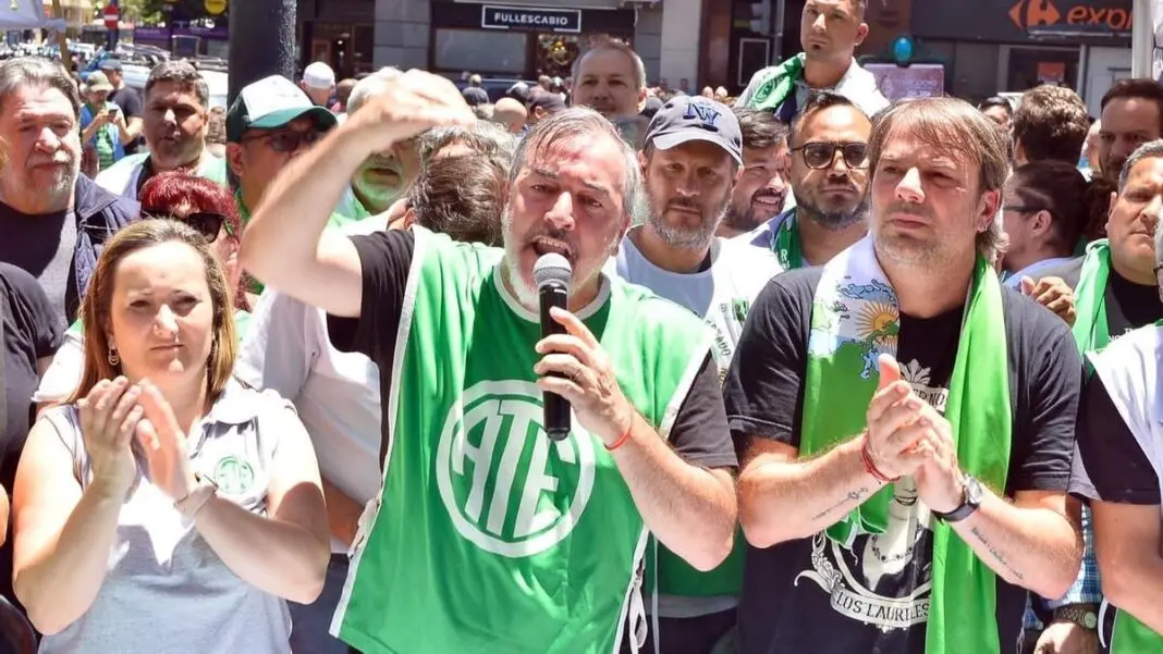 Congelamiento de salarios públicos y límite a la paritaria privada