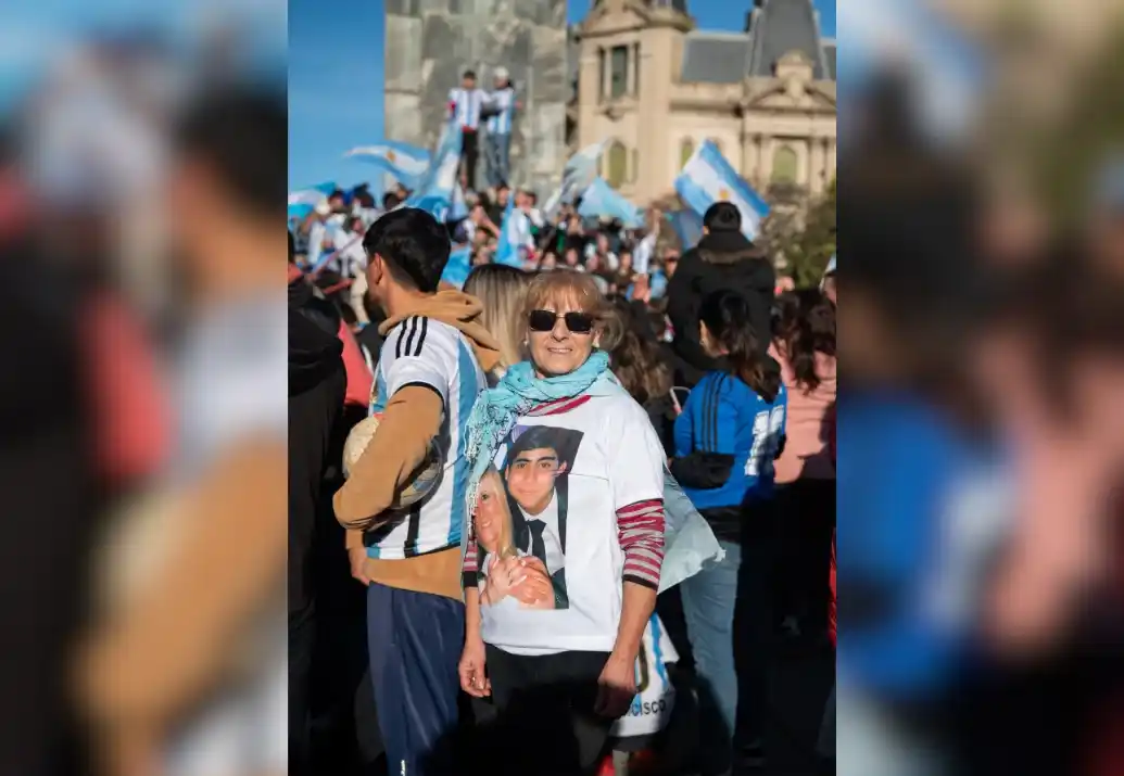 En los festejos de la Plaza San Martín tras la victoria ante Egipto en los octavos de final, Nancy Sánchez salió a festejar con la remera que tiene una foto de su nieto Alejo