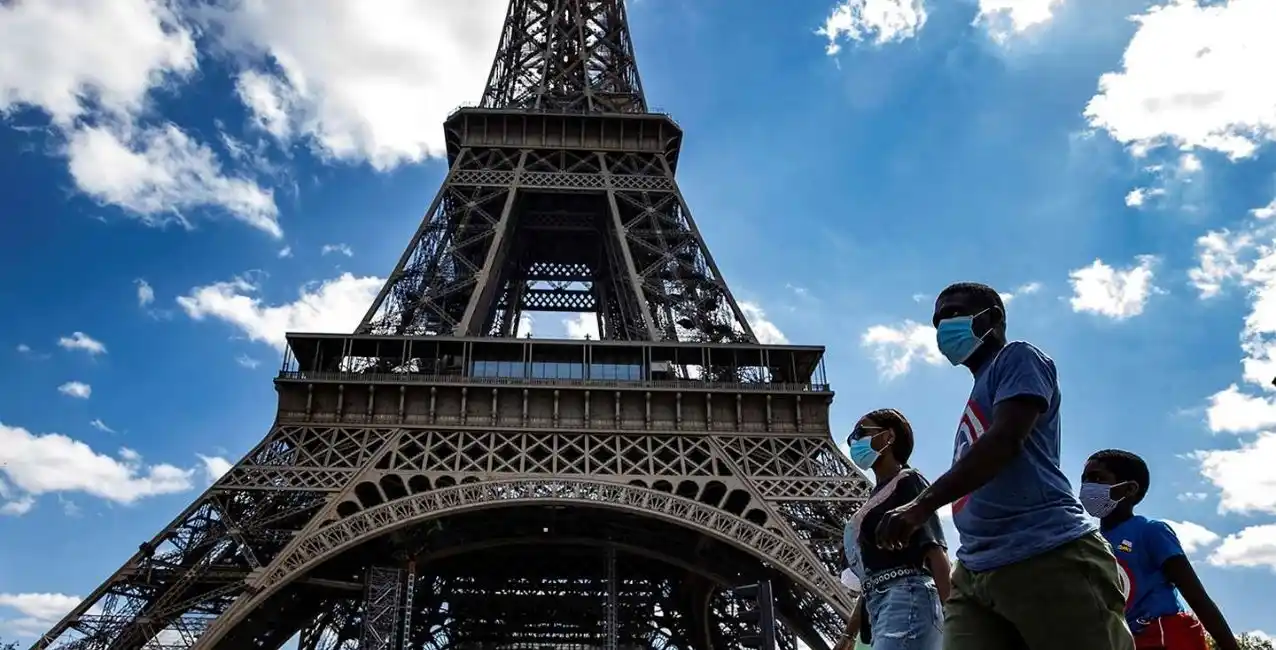 Francia exigirá terceras dosis a los turistas