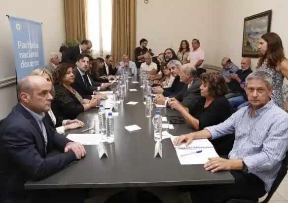 Acordaron un salario mínimo de 23 mil  pesos en la paritaria nacional docente