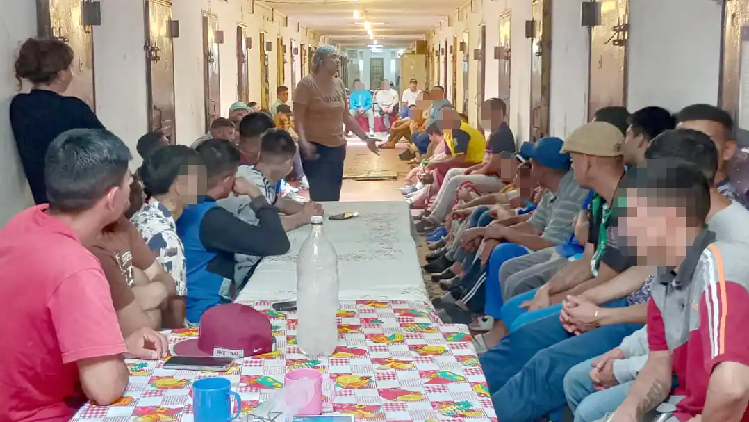 Pabellón Nº 8. Todos los internos sentados para escuchar la meditación guiada en el pasillo a las celdas