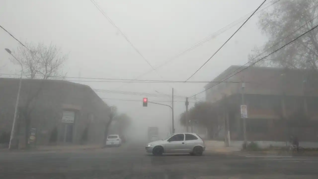 Tandil cubierta por densos bancos de niebla.
