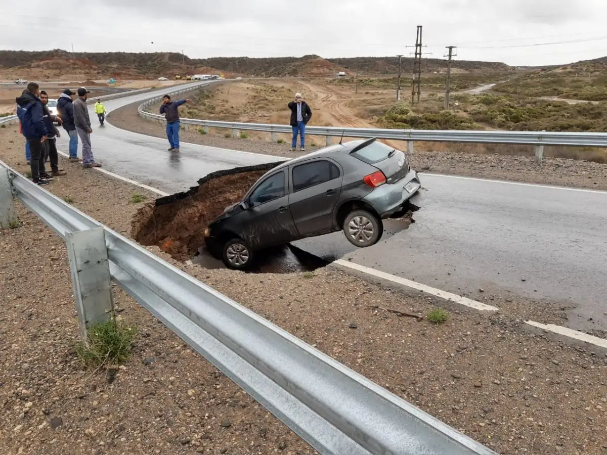 Cedió el asfalto y se tragó un auto: las insólitas imágenes del accidente de Neuquén 