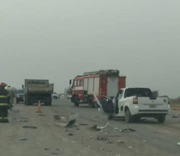 Accidente de tránsito en la Ruta 32 deja a dos hombres atrapados en su vehículo