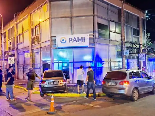 Colisión entre dos automóviles en Urquiza y Tucumán: cuatro personas trasladadas al hospital