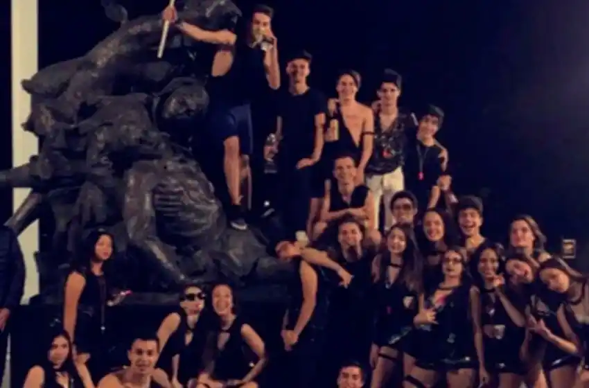 Escandaloso festejo de egresados en un monumento a policías fallecidos