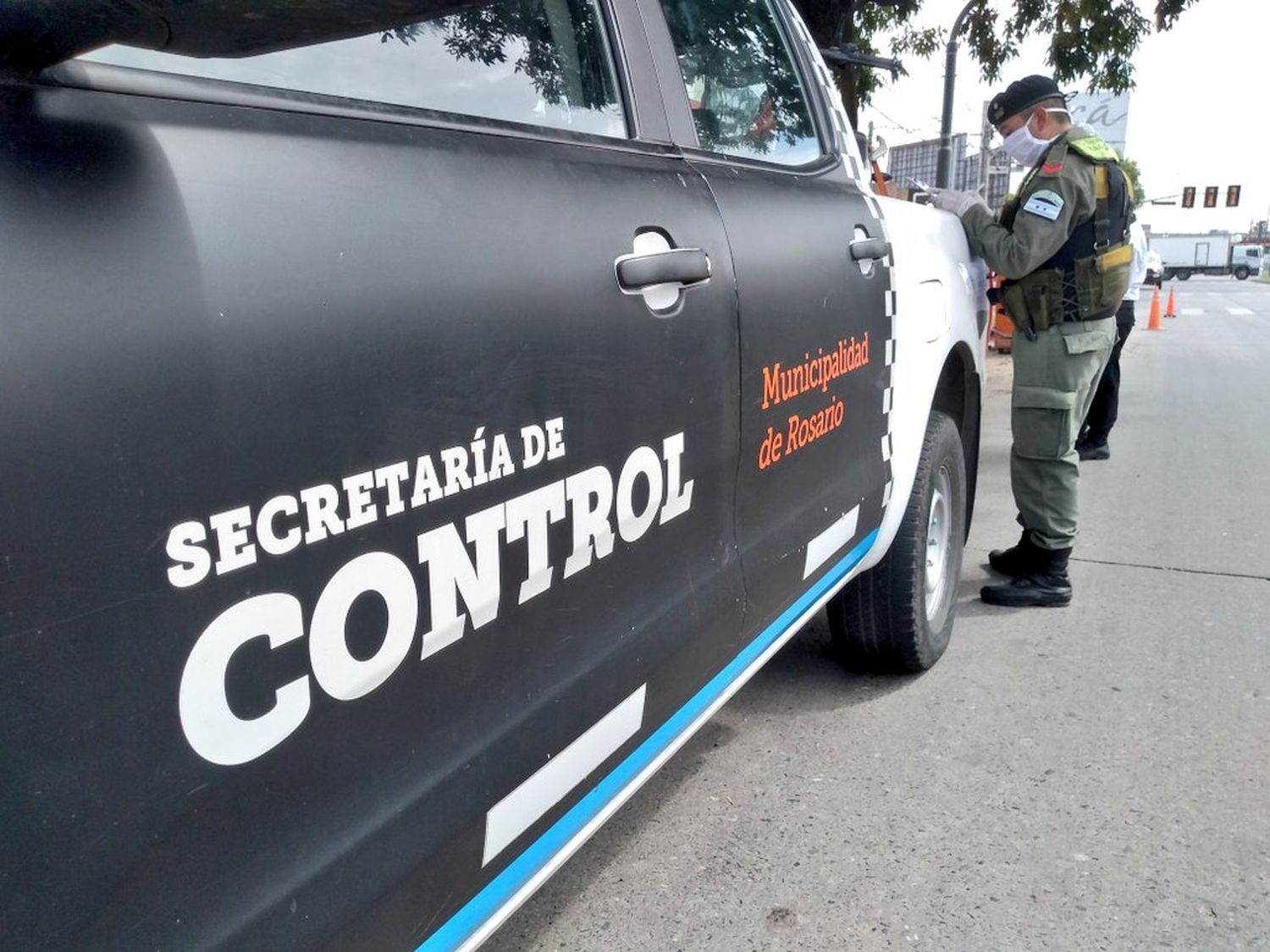 La Municipalidad de Rosario sacó un furgón habitado por un individuo que ocupaba espacio público de barrio Latinoamérica