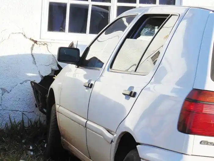 Un hombre mayor giró en U y provocó un accidente
