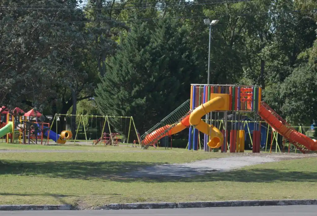 Un niño sufrió graves heridas al caer de un juego de la plaza del Dique