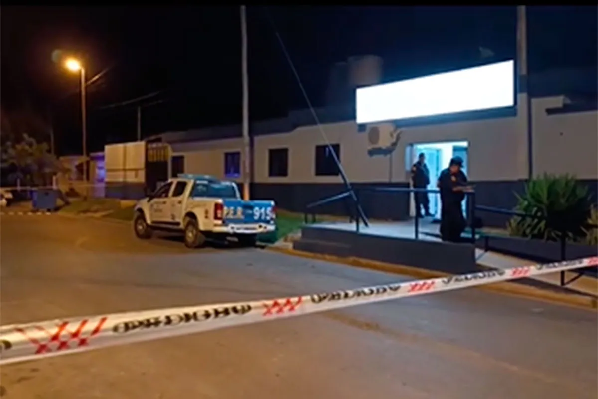 En medio de un tenso forcejeo, el hombre sacó un cuchillo y apuñaló al oficial en su brazo izquierdo.