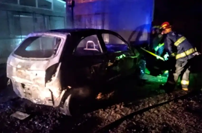 Se incendió un auto en el barrio Aeroparque