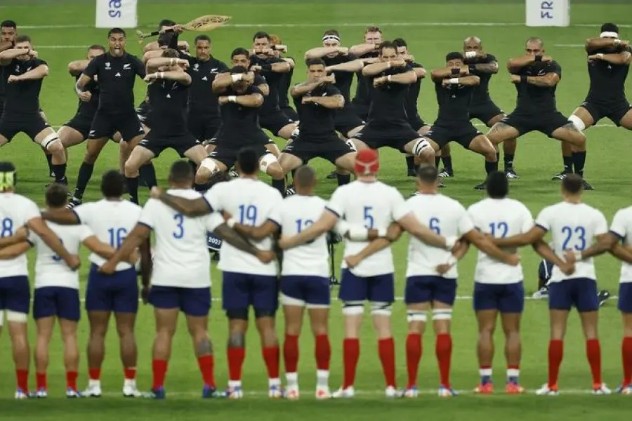La selección local, Francia, venció a los All Blacks en el comienzo del Mundial