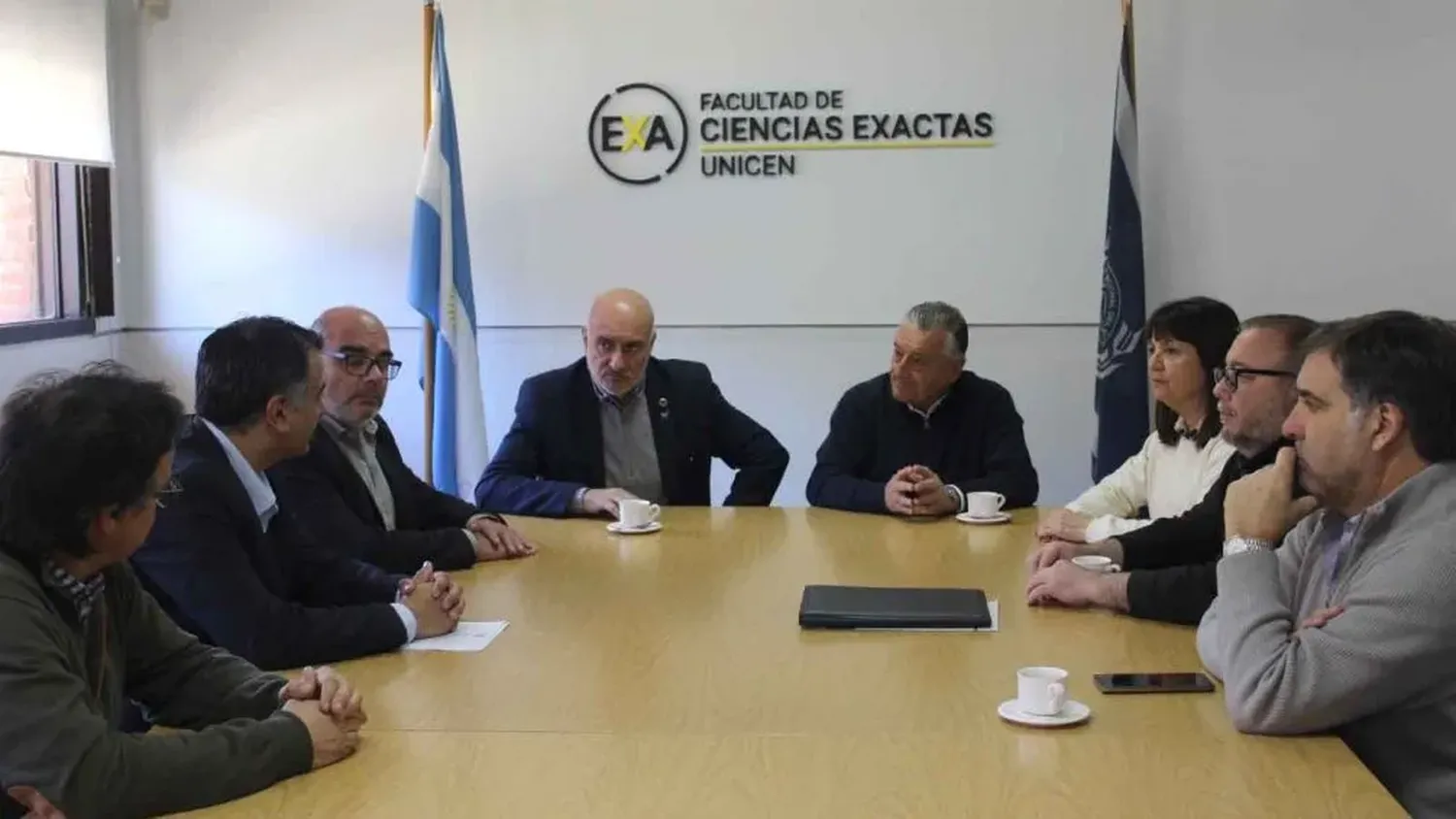 El rector de la Unicen y el intendente de Las Flores, junto a otras autoridades, firmaron el convenio en un acto en la Facultad de Ciencias Exactas