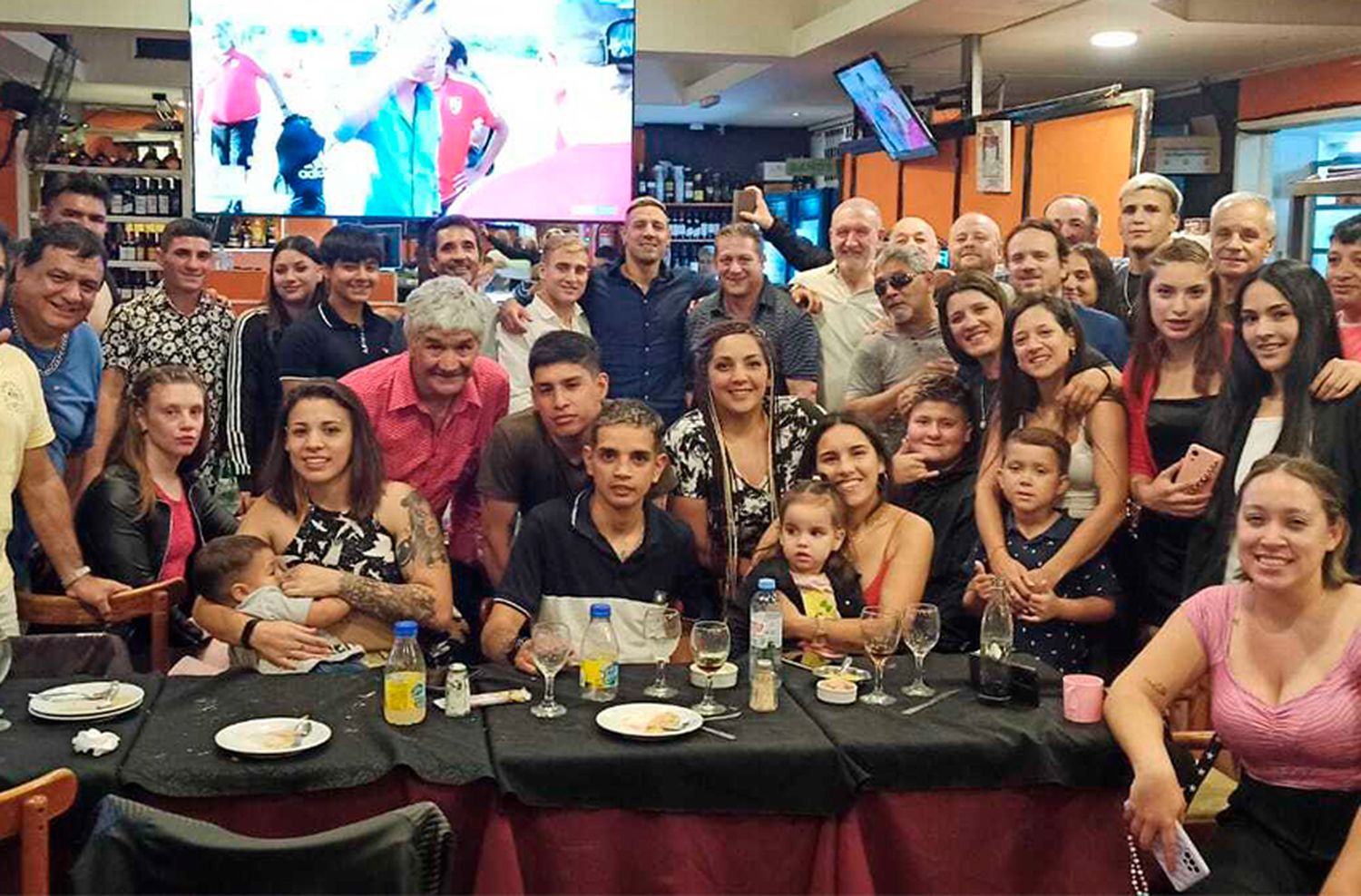 Obeid acompañó a los campeones de boxeo en la cena de fin de año del Club “Maravilla” Sosa