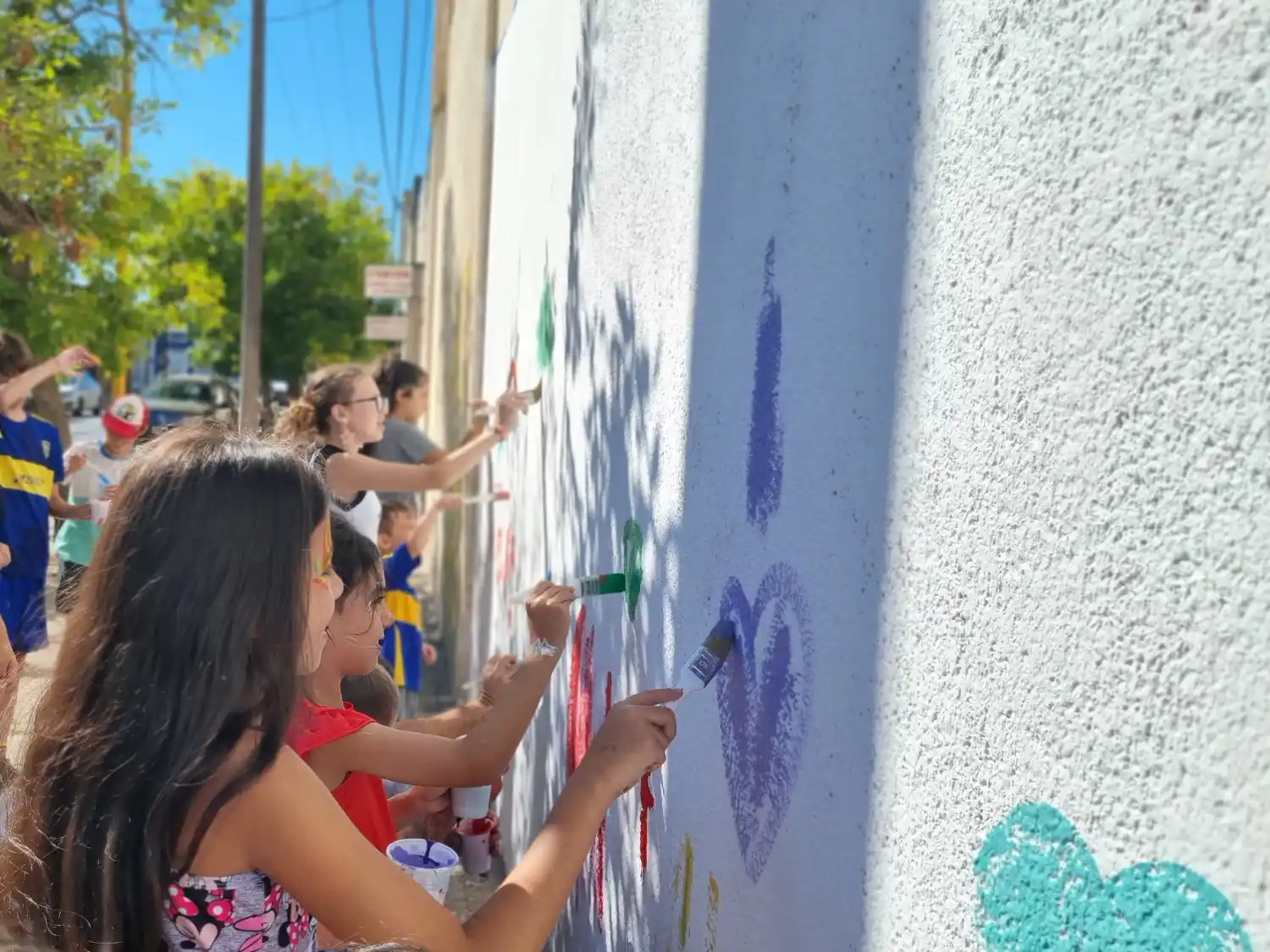 Los niños dejaron su creatividad en las paredes