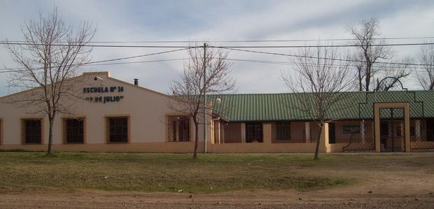 Alumnos de la escuela “9 de Julio” estudian en el piso a falta de aulas 
