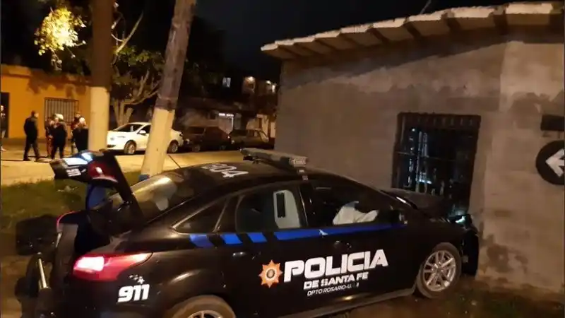 Rosario: patrullero chocó contra el frente de una vivienda