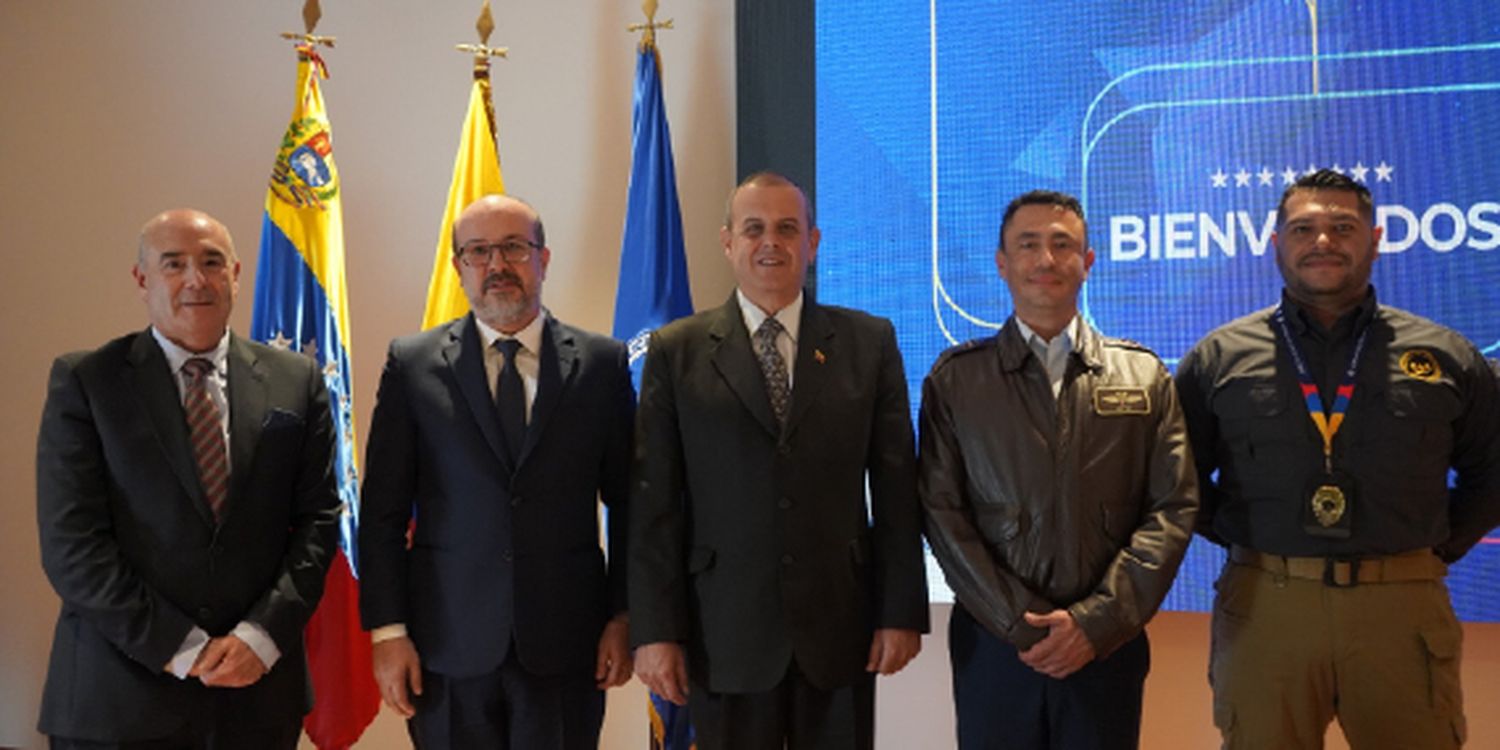 Autoridades venezolanas y colombianas firman acuerdos para facilitar la aviación civil entre ambos países