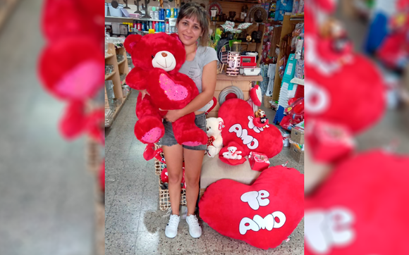 Día de los enamorados: Pamela con su premio de La Bomba