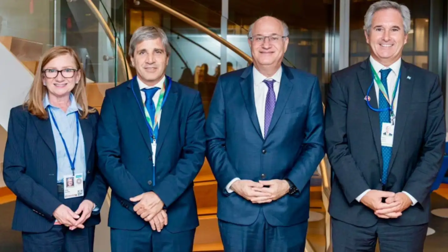 La directora gerente de Operaciones del Banco Mundial, Anna Bjerde; el ministro de Economía, Luis Caputo; el presidente del BID, Ilan Goldfajn; y el canciller, Pablo Quirno